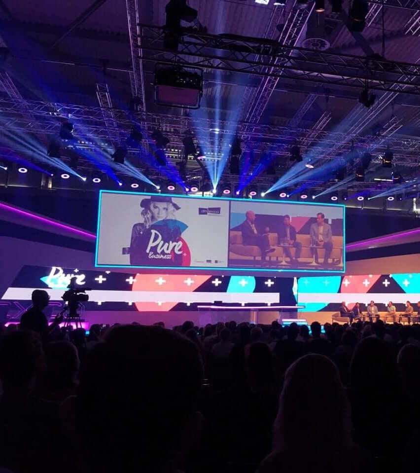 Aclewe Werbe&shy;agentur blickt auf die Hauptbühne bei dmexco