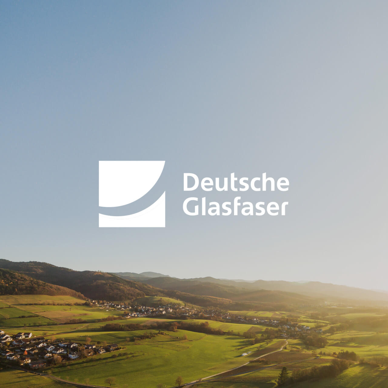 Deutsche Glasfaser Logo mit ländlichem Hintergrund