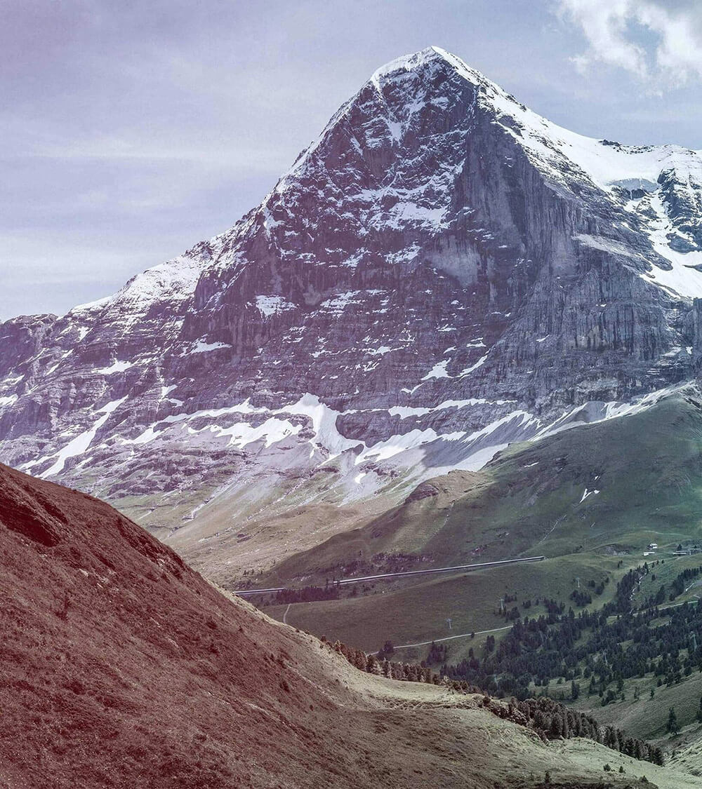 Berg mit Schneegipfel
