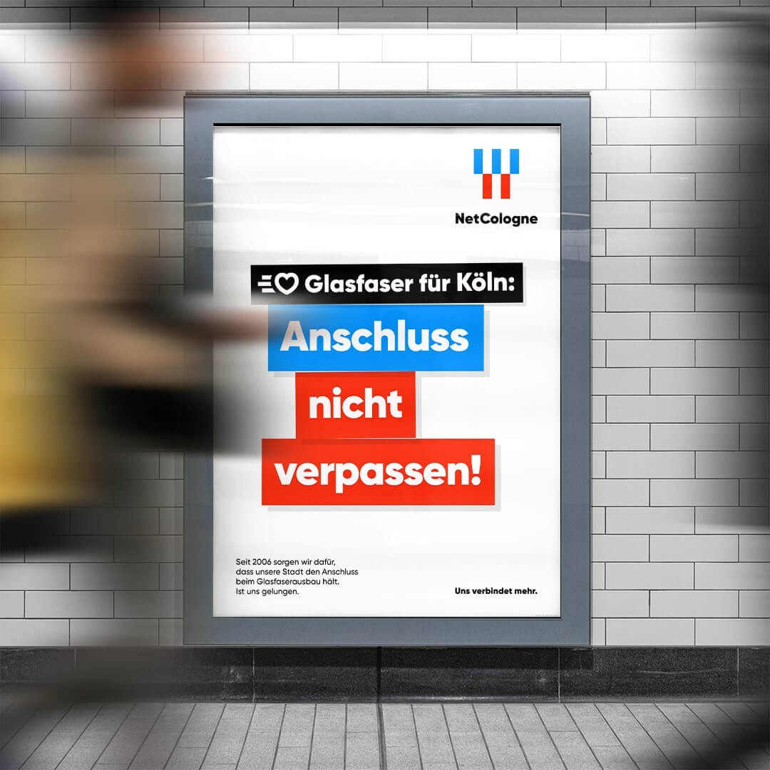Poster mit dem Text "Glasfaser für Köln. Anschluss nicht verpassen!" in tanzenden Balken