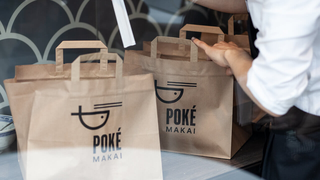 Aclewe Werbe&shy;agentur Projekt Pokemakai Tüte mit Logo