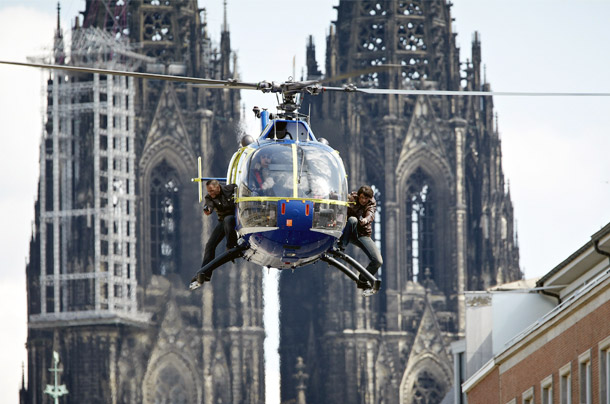 Aclewe Stadt Koeln Medienbroschuere Helikopter fliegt über Köln