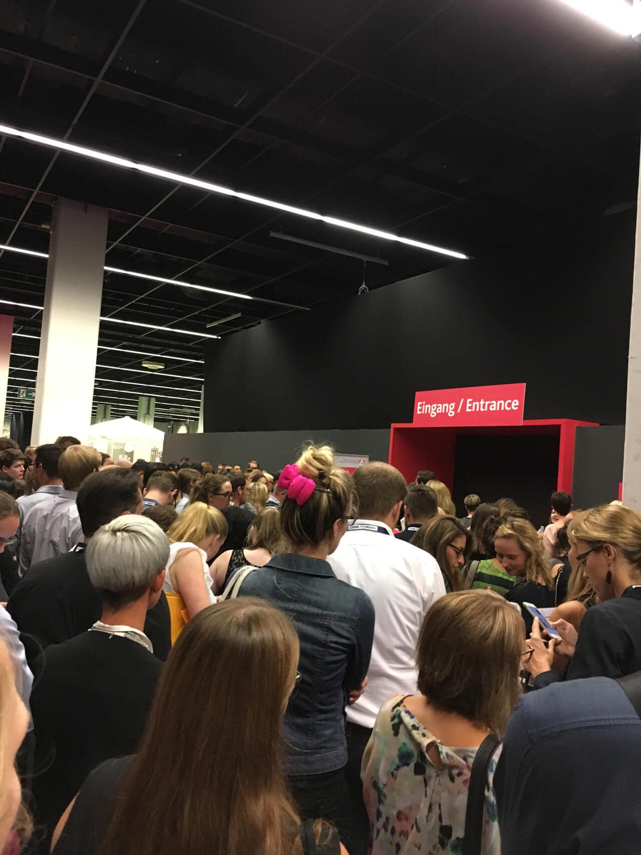 Aclewe dmexco Eingang Workshop Aclewe Mitarbeiterin steht bei dmexco in Schlange zum Workshopraum