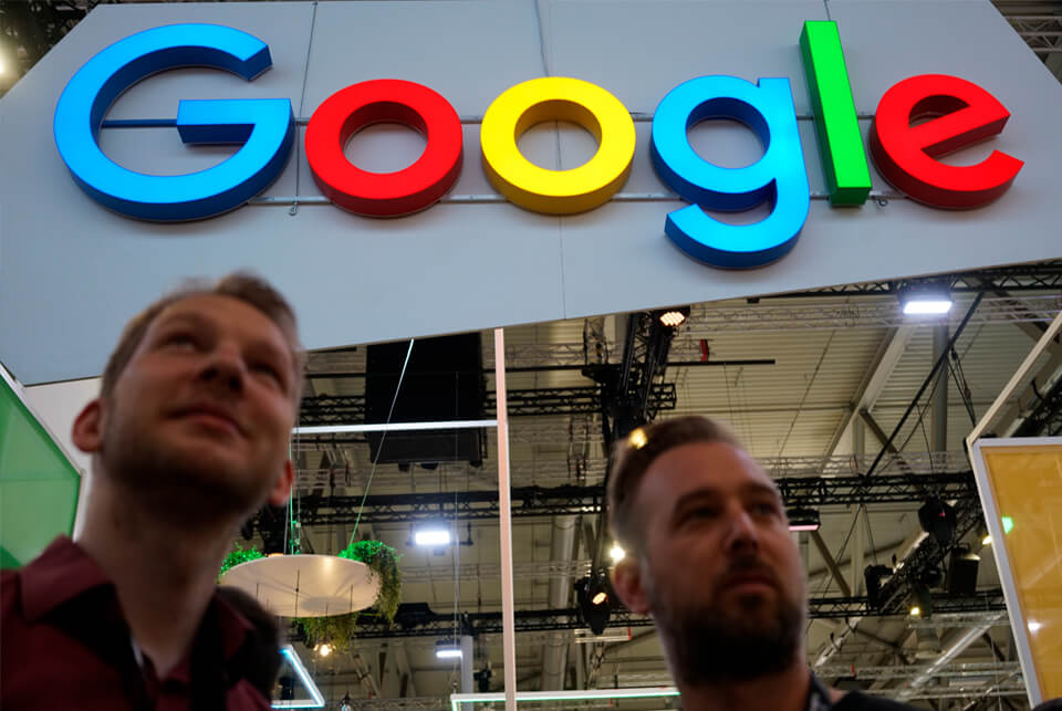 Aclewe dmexco Google Stand Aclewe Mitarbeiter bei dmexco 2017 vor Google Messestand