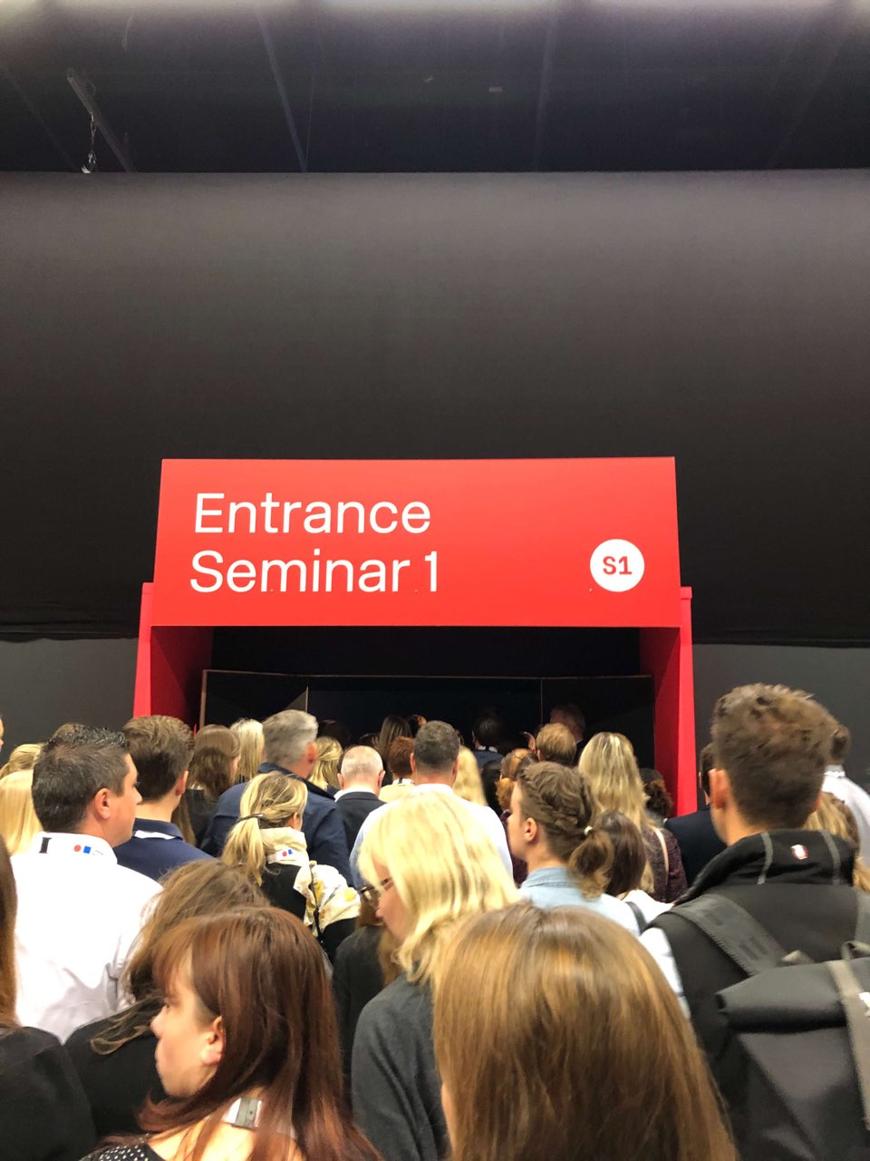 Aclewe DMEXCO Eingang Seminar Aclewe bei dmexco 2019 Eingang Seminarraum