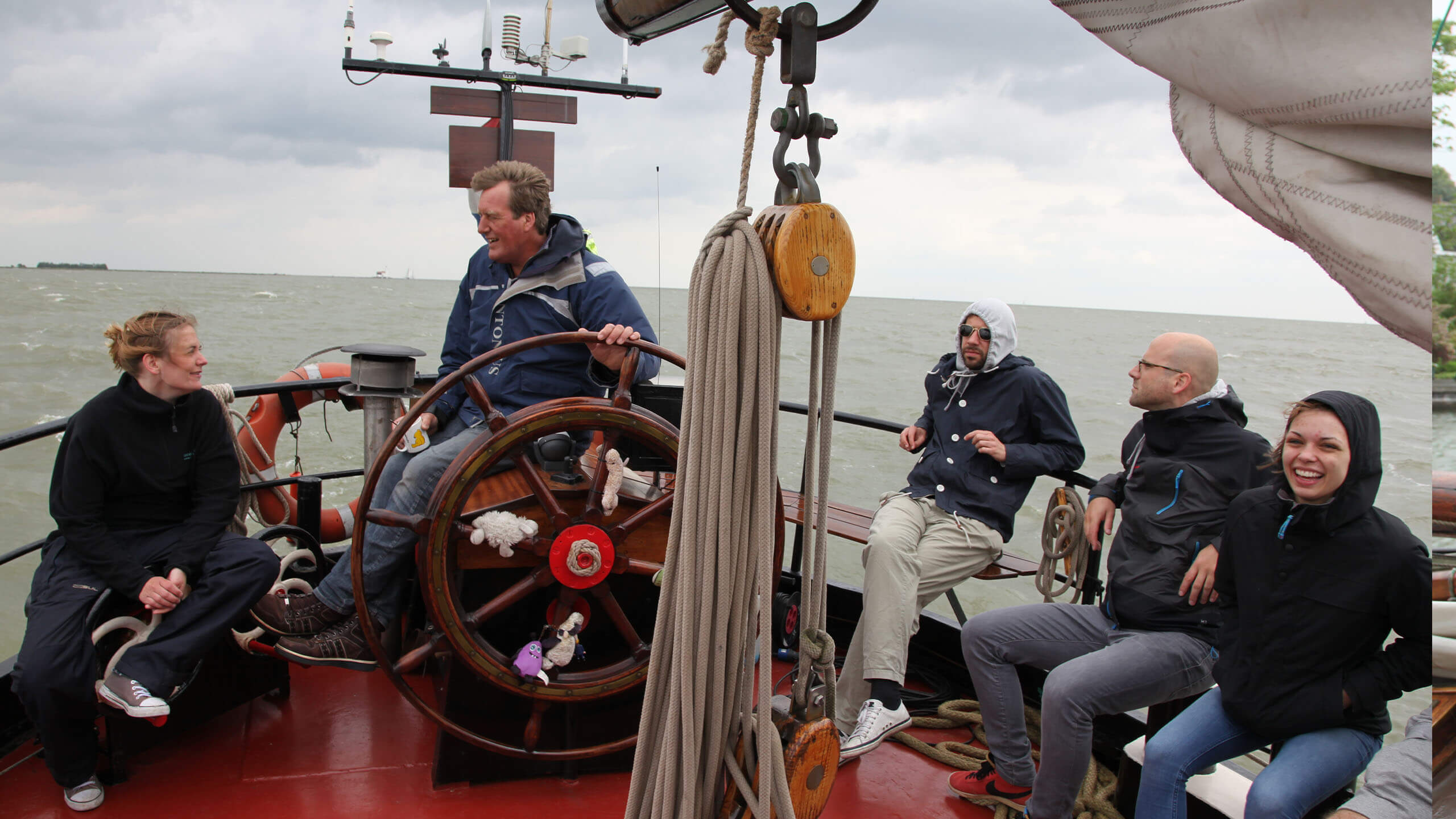 Aclewe Mitarbeiter bei Event Bootsausflug auf Segelboot