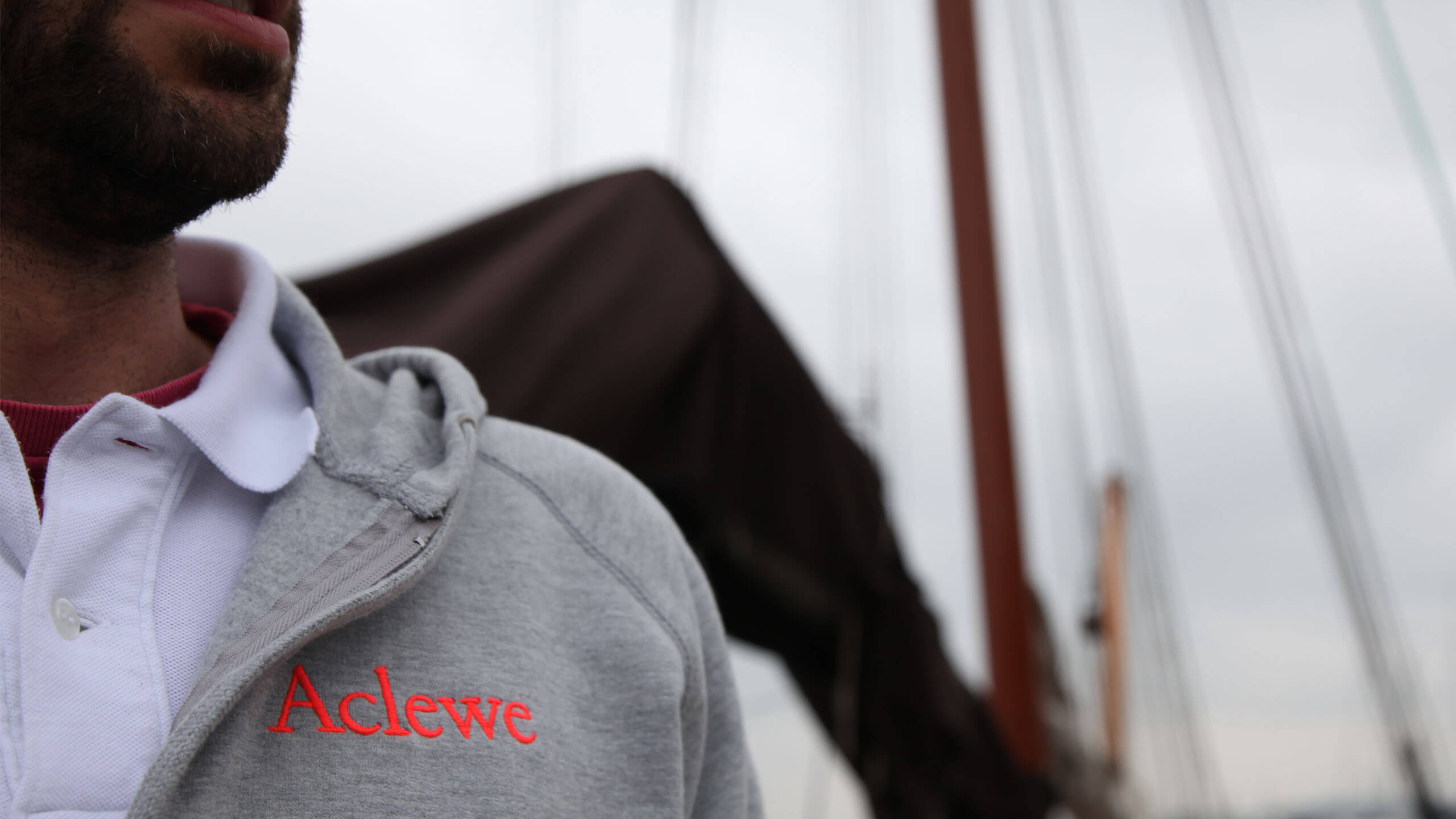 Werbeagentur Mitarbeiter mit Jacke und Aclewe Aufdruck 