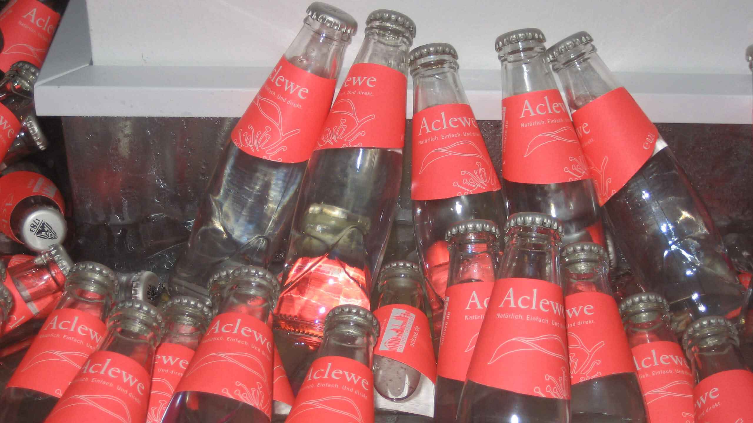 Wasserflaschen in Aclewe Werbe&shy;agentur Branding 