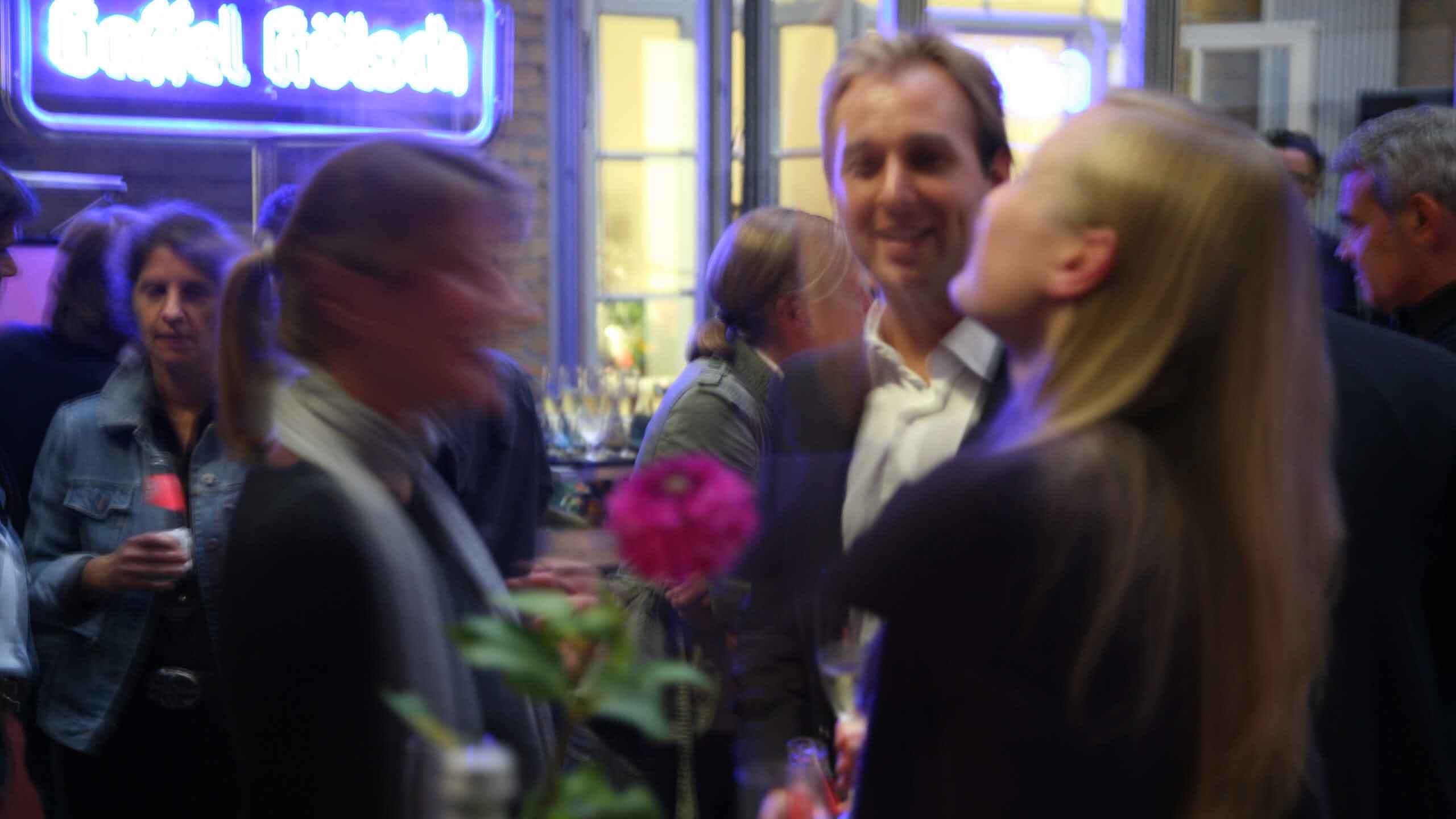 Gäste bei der Eröffnung der Aclewe Werbe&shy;agentur Köln