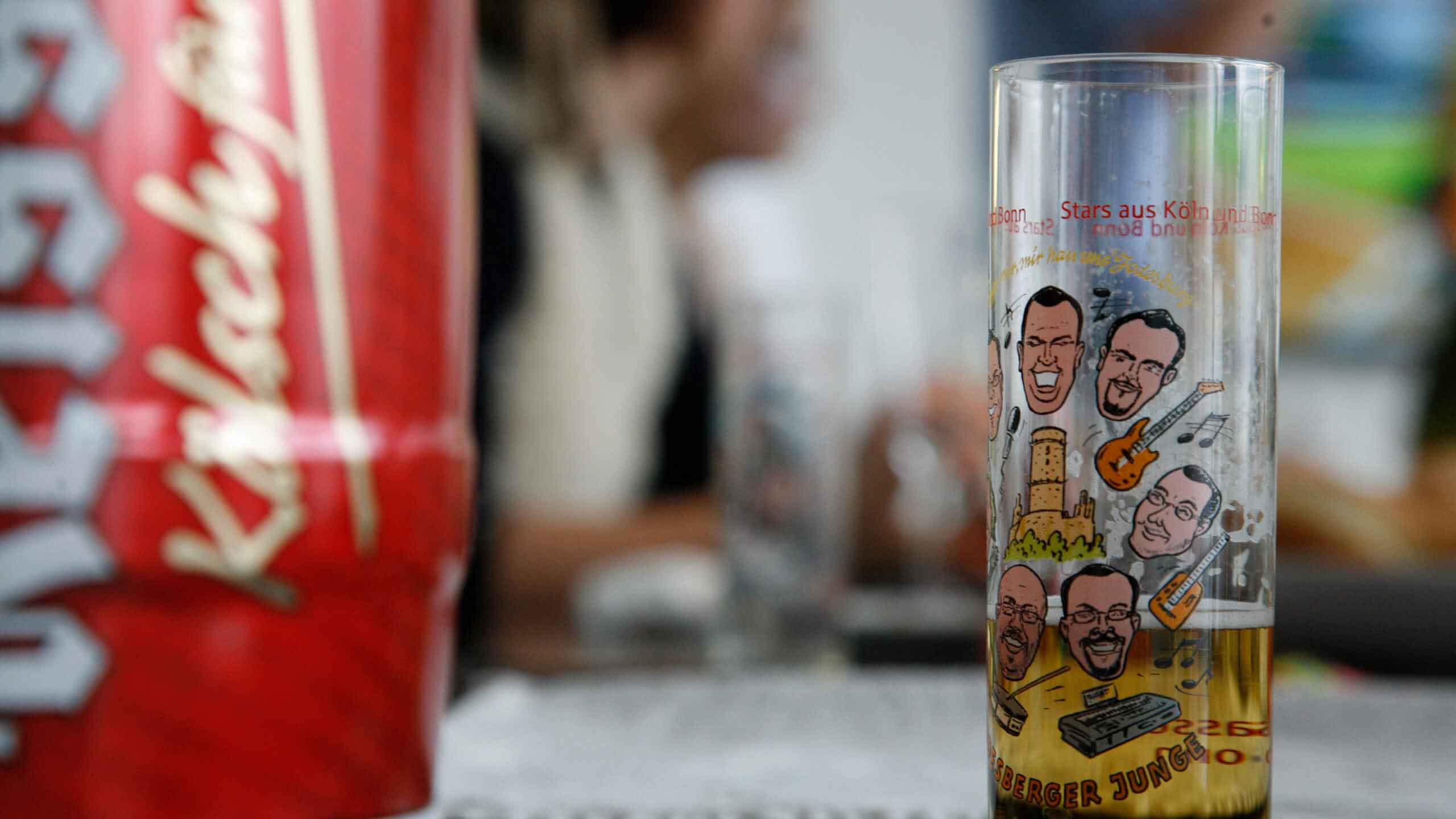  Aclewe Werbe&shy;agentur mit Reissdorf Kölsch bei Karnevalsparty