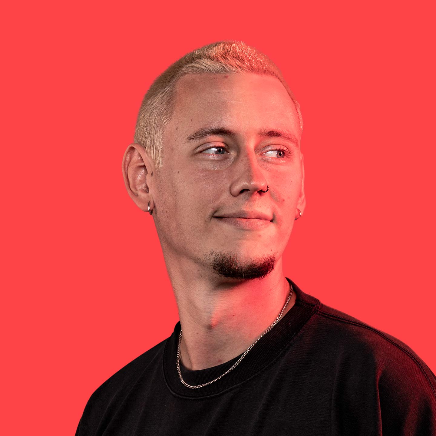 Portrait Maxy Leuthen mit rotem Hintergrund